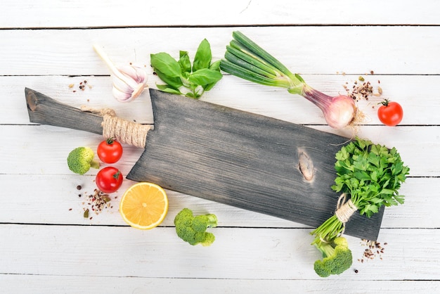 Składniki na desce do krojenia