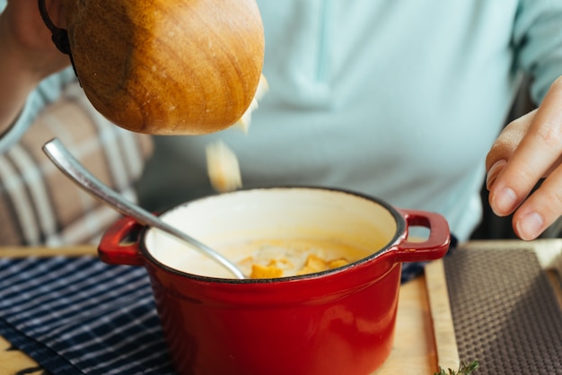 Zupa w garnku na kuchence